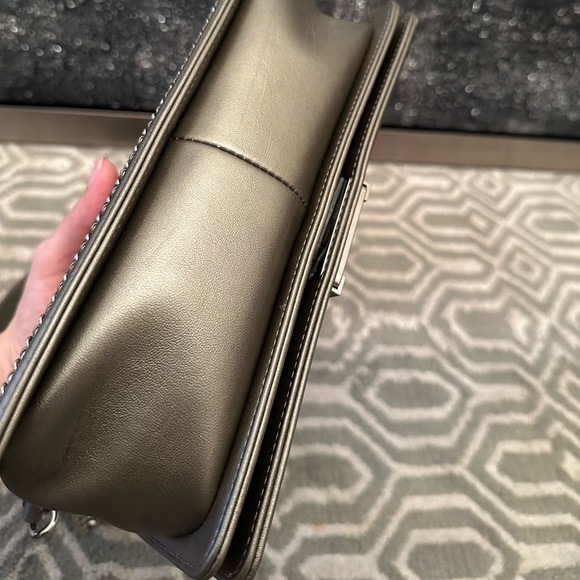 Chanel medium boy bag chain detail - Picture 5 of 13